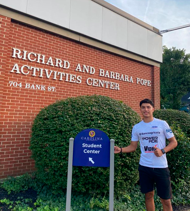 FESAELSALVADOR's tweet photo. #GeneraciónDeOportunidades
Carlos Ramírez,⚽ jugador de Turín FC y exalumno del Colegio FESA, ya está en @carolina_univ  🇺🇸 donde cursará sus estudios universitarios gracias a la beca obtenida por su buen rendimiento académico y deportivo. ¡¡Muchas felicidades, Carlos!! 📚👏🏻👏🏻 https://t.co/jQ6W7bZboQ