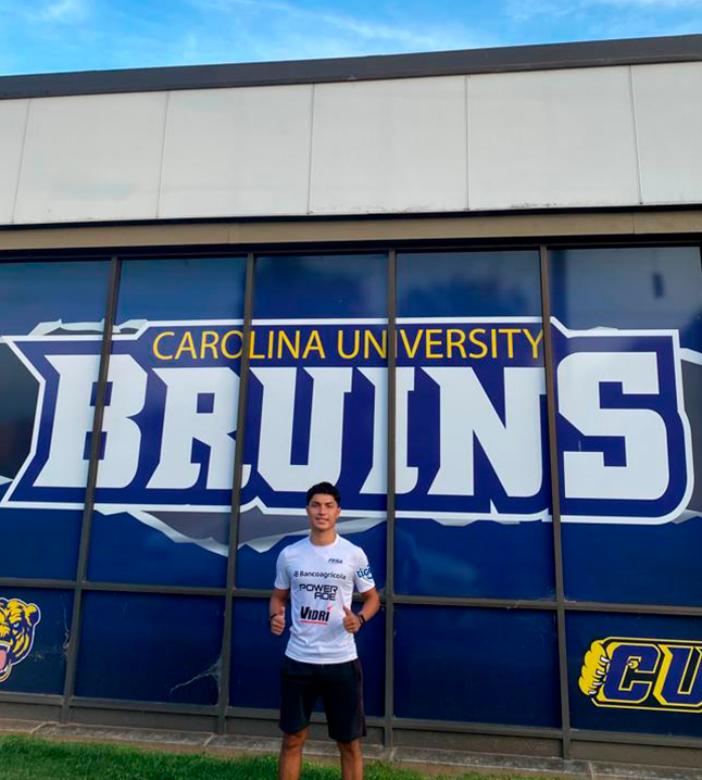 FESAELSALVADOR's tweet photo. #GeneraciónDeOportunidades
Carlos Ramírez,⚽ jugador de Turín FC y exalumno del Colegio FESA, ya está en @carolina_univ  🇺🇸 donde cursará sus estudios universitarios gracias a la beca obtenida por su buen rendimiento académico y deportivo. ¡¡Muchas felicidades, Carlos!! 📚👏🏻👏🏻 https://t.co/jQ6W7bZboQ