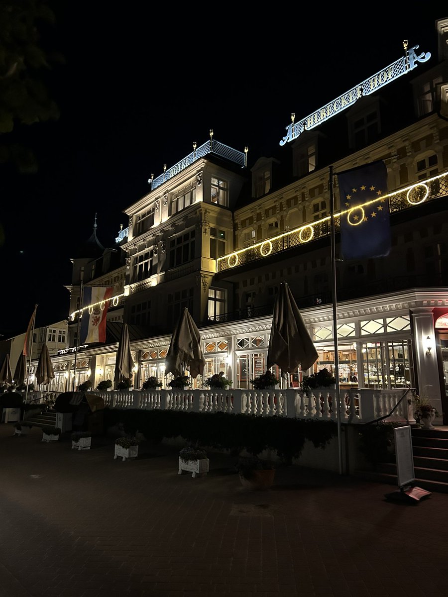 NordlichtRuegen's tweet photo. Abends auf der #Insel #Usedom … #Seebad #Ahlbeck #Seebrücke https://t.co/0X8qLvWygA