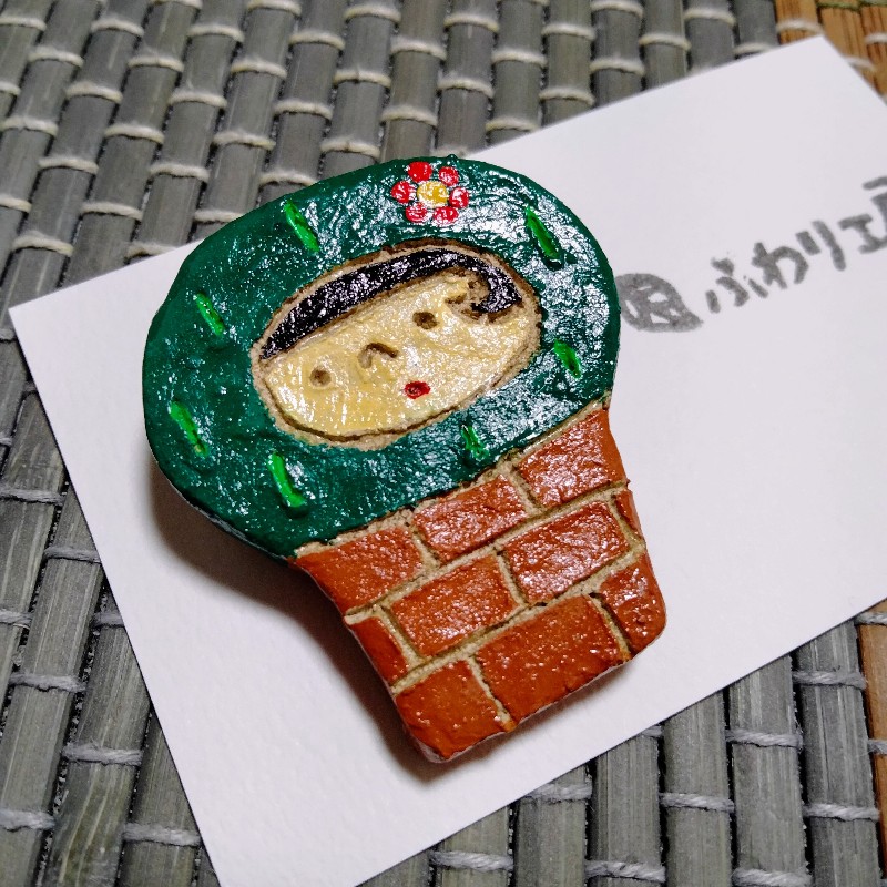 fuwari_kobo's tweet photo. サボテンの被り物をしたふわこちゃん陶土ブローチ🌵
彫って陰影をつけてるのがポイントです💞
minne、creemaでお待ちしてます
#陶土ブローチ　#ふわり工房　#ふわこちゃん　#サボテン　#クセ強め　#ゆるキャラ

https://t.co/vSEYVskVYb
https://t.co/wXjpv9ofAv https://t.co/344r3sYloW