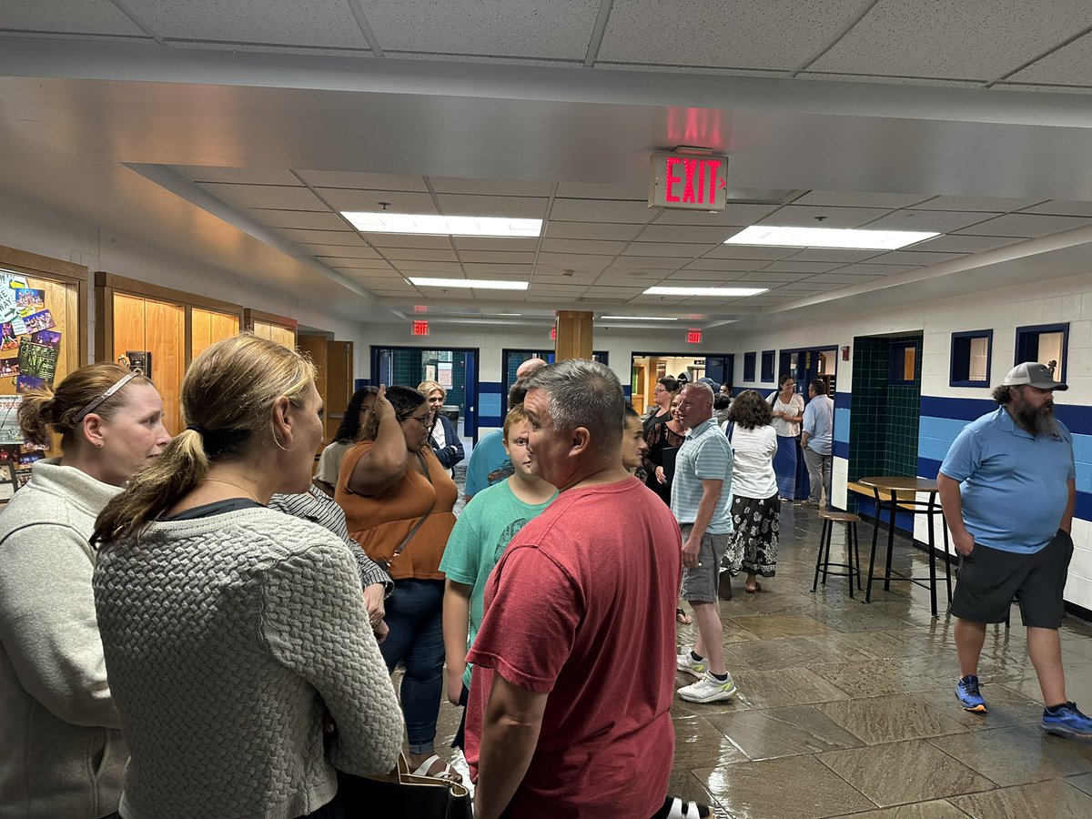 EduQuinn's tweet photo. Great turnout for the 2nd of the @SHSBlueKnights orientation doubleheader. The SMHS team welcomed the class of 2027 back for a high school information session/cookout capped off with a visit from an ice cream truck! #bkpride https://t.co/diEQXPTlWj