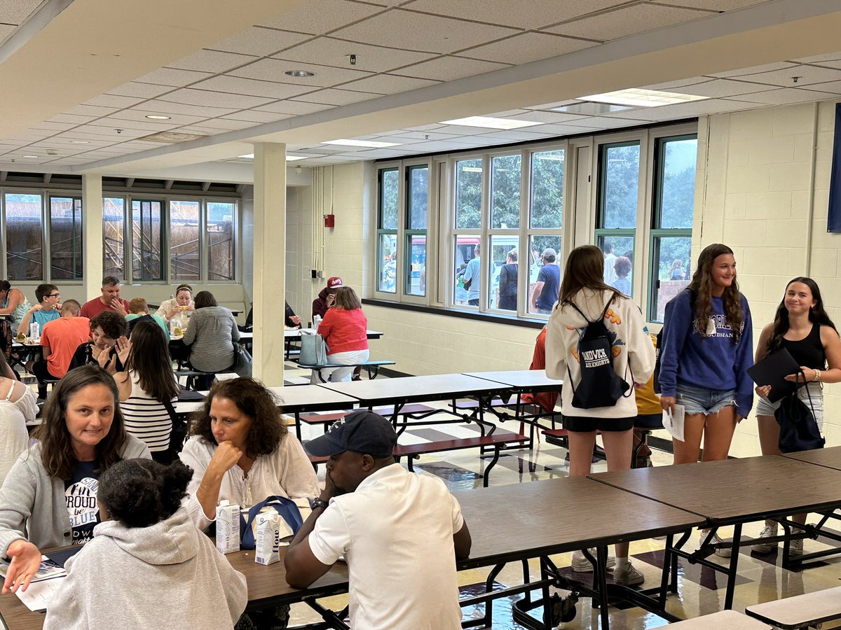 EduQuinn's tweet photo. Great turnout for the 2nd of the @SHSBlueKnights orientation doubleheader. The SMHS team welcomed the class of 2027 back for a high school information session/cookout capped off with a visit from an ice cream truck! #bkpride https://t.co/diEQXPTlWj