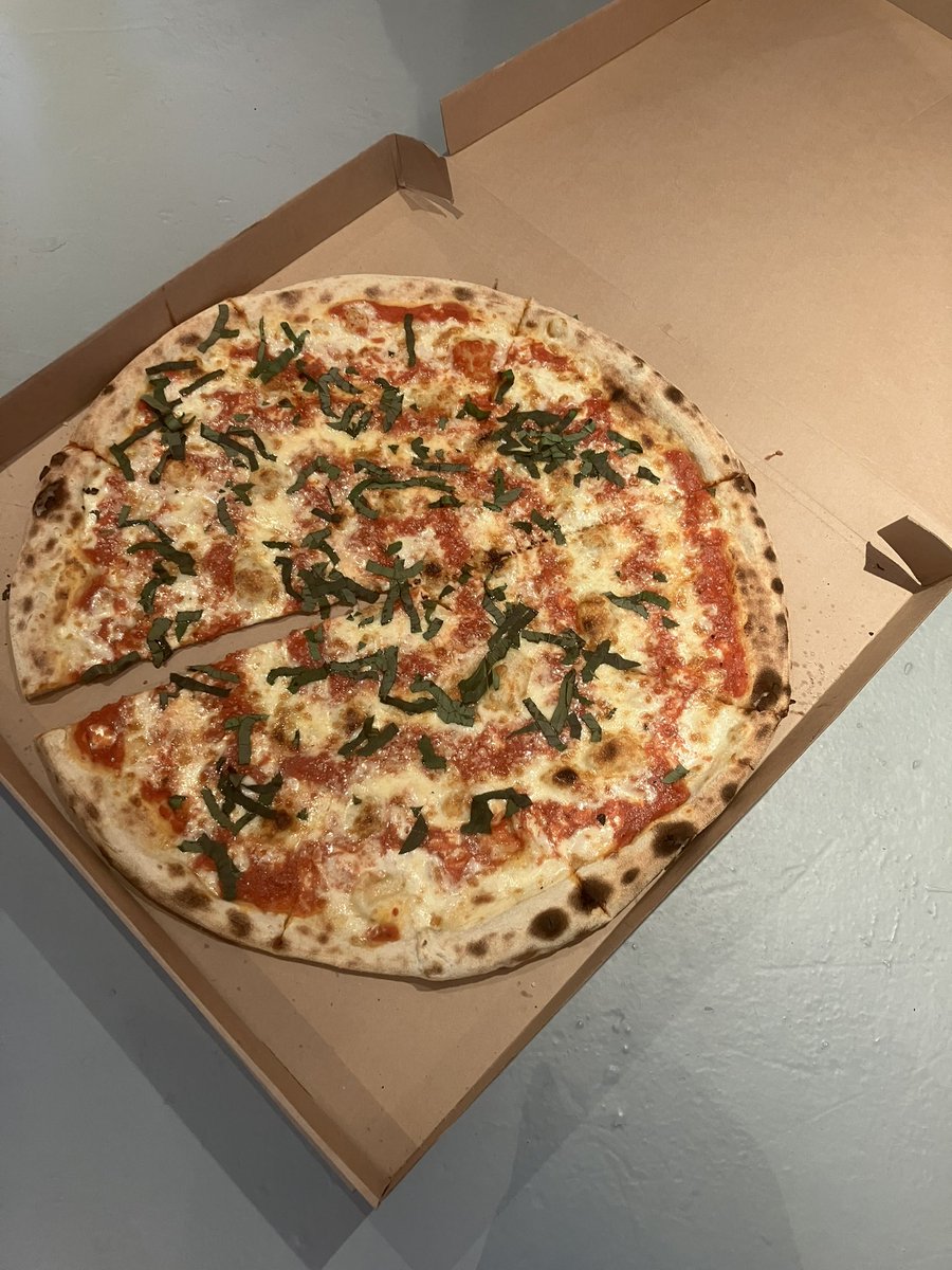 4Klan's tweet photo. デカすぎピザ🍕 https://t.co/wigwHsb3QN