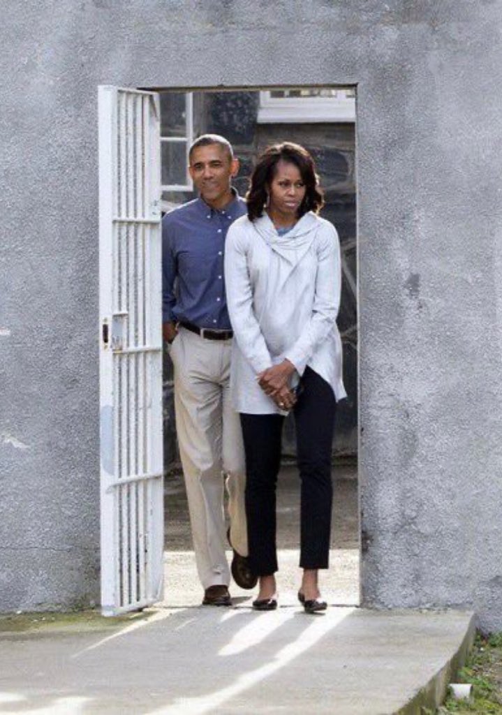 🚨| ÚLTIMA HORA: Se ACABA DE REVELAR que BARACK Y MICHELLE OBAMA estuvieron vinculados al personal de la RED DE TRÁFICO SEXUAL DE MENORES DE JEFFREY EPSTEIN via el JP Morgan según la NBC. ⚠️ ¿Apoyas la idea de que el SOCIALISTA Obama y su esposa vayan a la cárcel por esto?