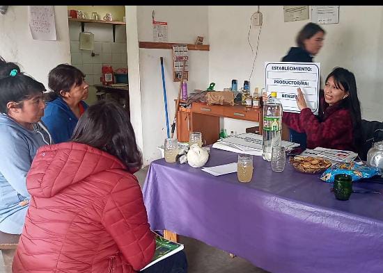 AmaliaSapag's tweet photo. Trabajamos para ampliar la cantidad de familias alcanzadas x la Ley d calidad frutihorticola. El equipo d @SPnqn recorrio Cajón de Almaza y la cuenca del Curi leuvu explicando los beneficios d ser parte de las Buenas prácticas hortícolas. @FLR_NQN https://t.co/e3N6s0KyNM
