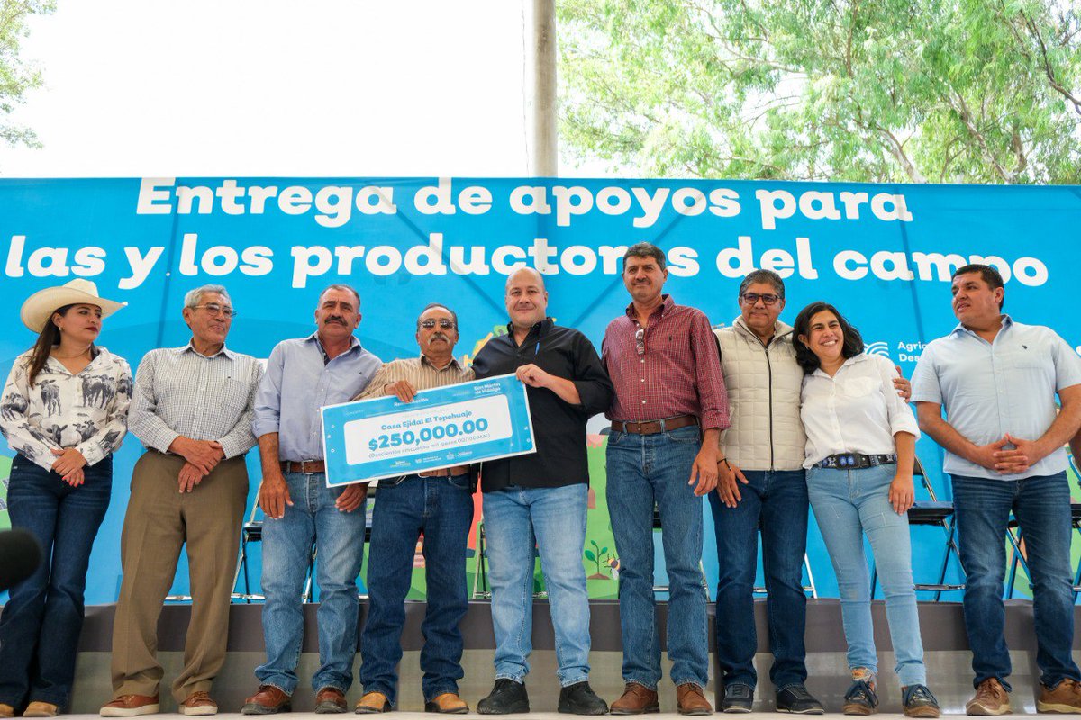 EnriqueAlfaroR's tweet photo. Hoy, como una muestra más de la ruta que seguimos para fortalecer el campo jalisciense, entregamos apoyos por más de 60 millones de pesos a los productores de #SanMartínHidalgo, #Cocula, #Ameca y #VillaCorona, para la tecnificación y modernización en las unidades de producción.

El campo es una pieza clave para la economía de Jalisco y del país entero, por eso aquí, en contraste con el panorama nacional, nuestros apoyos no se quedan en el discurso, ruta por la que le vamos a seguir hasta donde tope.