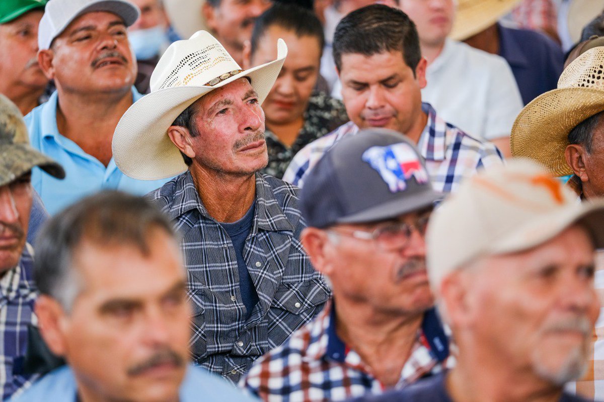 EnriqueAlfaroR's tweet photo. Hoy, como una muestra más de la ruta que seguimos para fortalecer el campo jalisciense, entregamos apoyos por más de 60 millones de pesos a los productores de #SanMartínHidalgo, #Cocula, #Ameca y #VillaCorona, para la tecnificación y modernización en las unidades de producción.

El campo es una pieza clave para la economía de Jalisco y del país entero, por eso aquí, en contraste con el panorama nacional, nuestros apoyos no se quedan en el discurso, ruta por la que le vamos a seguir hasta donde tope.