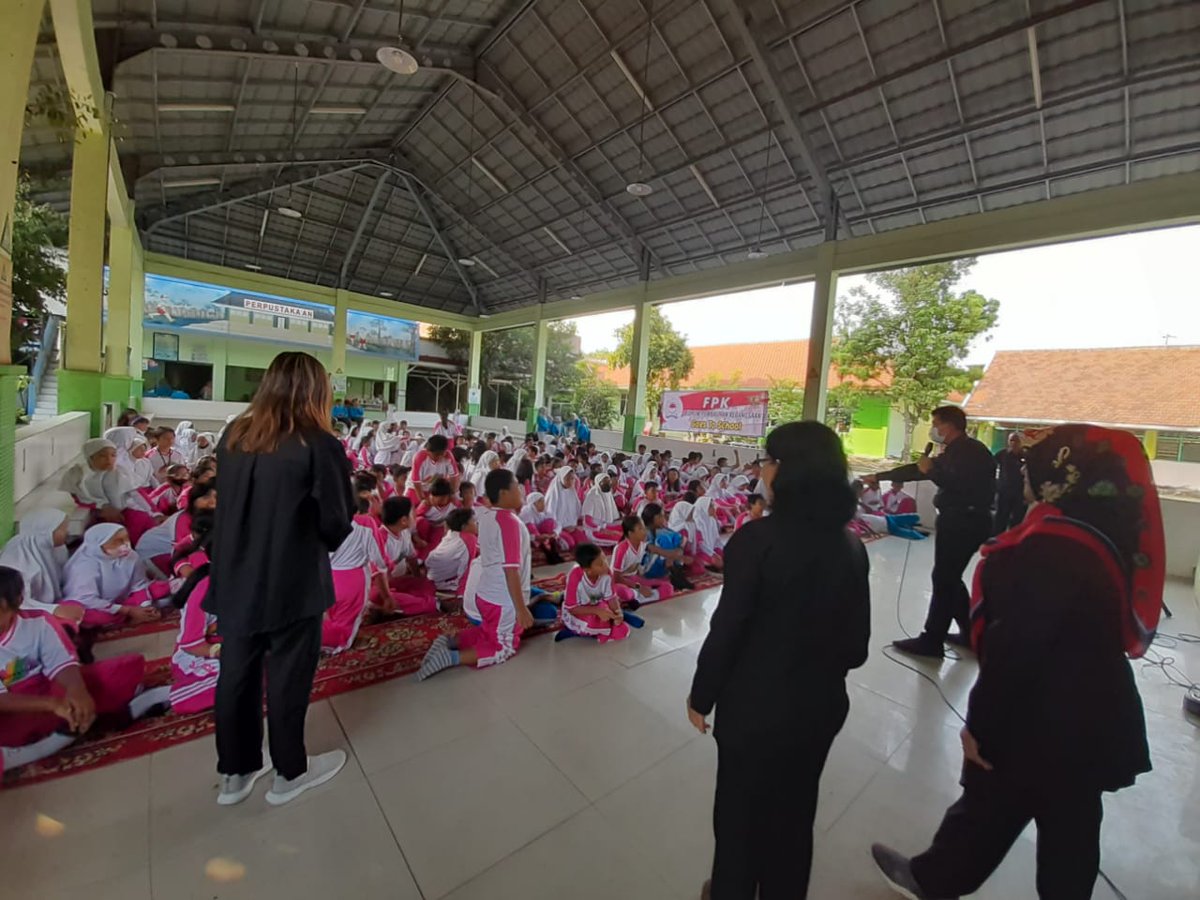 fpkgresik's tweet image. Forum Pembauran Kebangsaan (FPK) Kabupaten Gresik terus melakukan sosialisasi pembauran kebangsaan melalui program FPK Go to School, Selasa (15/8). Kali ini berlokasi di SD Negeri 6, Jalan Jaksa Agung, Gresik diikuti 350 siswa-siswi dari kelas 4,5 dan 6.
#fpk #fpkgresik