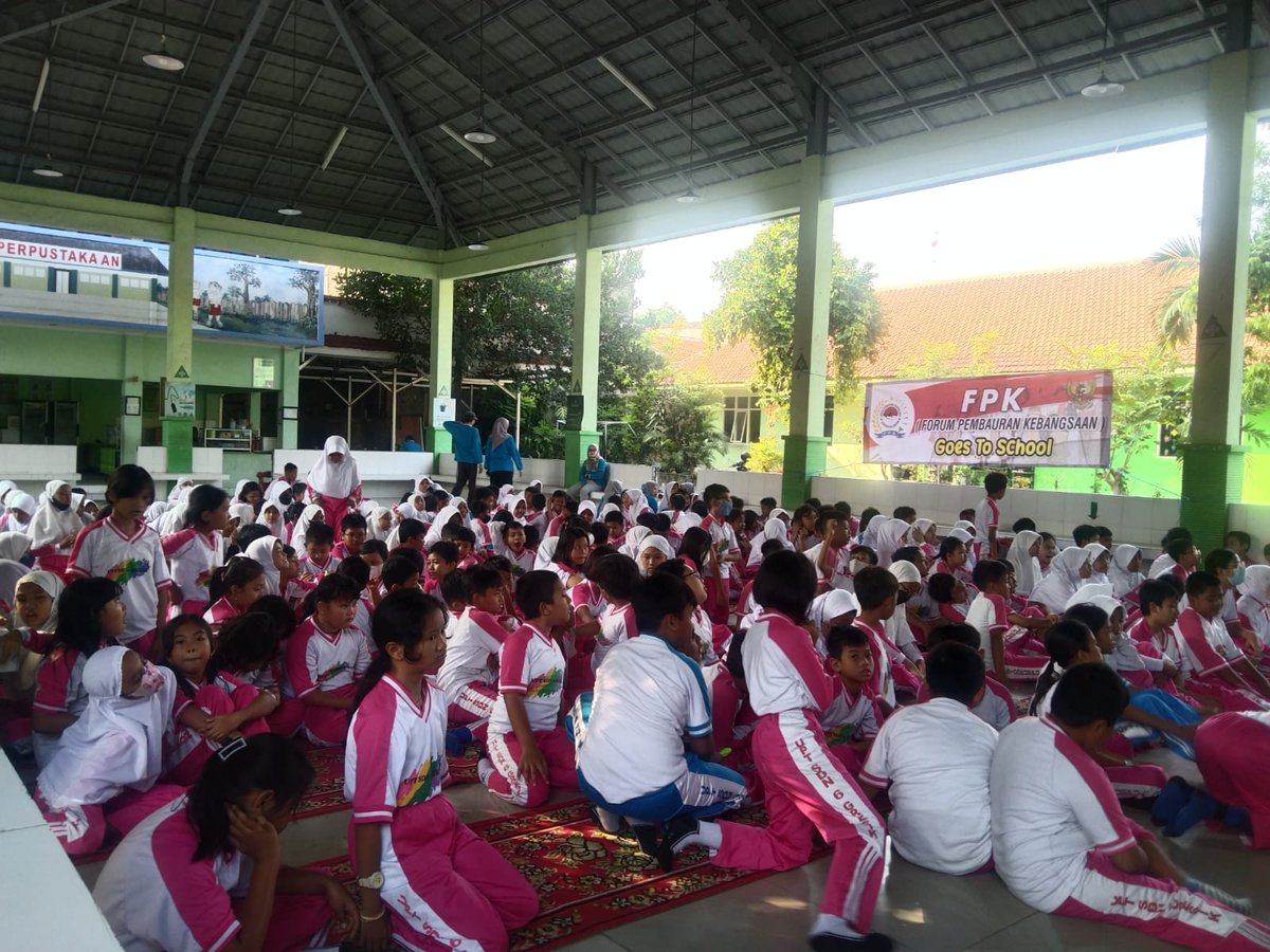 fpkgresik's tweet image. Forum Pembauran Kebangsaan (FPK) Kabupaten Gresik terus melakukan sosialisasi pembauran kebangsaan melalui program FPK Go to School, Selasa (15/8). Kali ini berlokasi di SD Negeri 6, Jalan Jaksa Agung, Gresik diikuti 350 siswa-siswi dari kelas 4,5 dan 6.
#fpk #fpkgresik