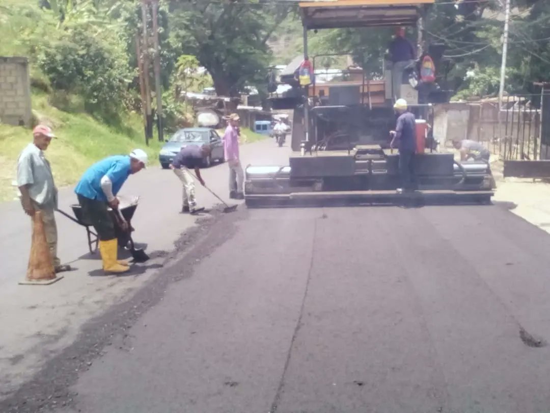 EMASTRU's tweet photo. #Hoy nuestro talento humano abordó la parroquia Mercedes Díaz del municipio Valera, en los sectores Buenos Aires y San Antonio, con colocación de asfalto en bacheo y carpeta corrida como parte del Plan Especial que se desarrolla en la zona.

#17Ago
#VenezuelaEcológica https://t.co/K1lVZ6XVK7