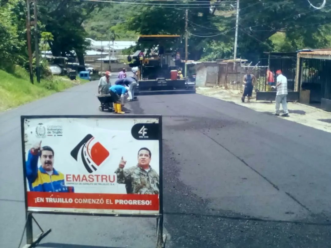 EMASTRU's tweet photo. #Hoy nuestro talento humano abordó la parroquia Mercedes Díaz del municipio Valera, en los sectores Buenos Aires y San Antonio, con colocación de asfalto en bacheo y carpeta corrida como parte del Plan Especial que se desarrolla en la zona.

#17Ago
#VenezuelaEcológica https://t.co/K1lVZ6XVK7