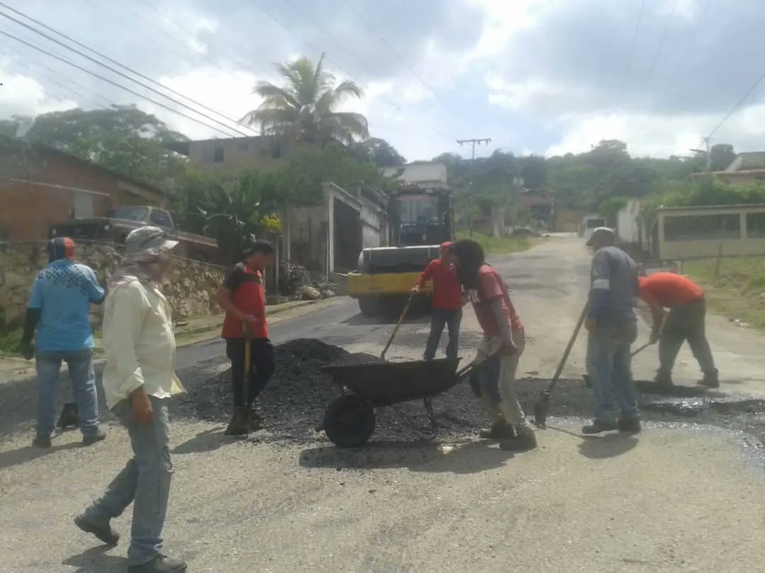 EMASTRU's tweet photo. #Hoy nuestro talento humano abordó la parroquia Mercedes Díaz del municipio Valera, en los sectores Buenos Aires y San Antonio, con colocación de asfalto en bacheo y carpeta corrida como parte del Plan Especial que se desarrolla en la zona.

#17Ago
#VenezuelaEcológica https://t.co/K1lVZ6XVK7