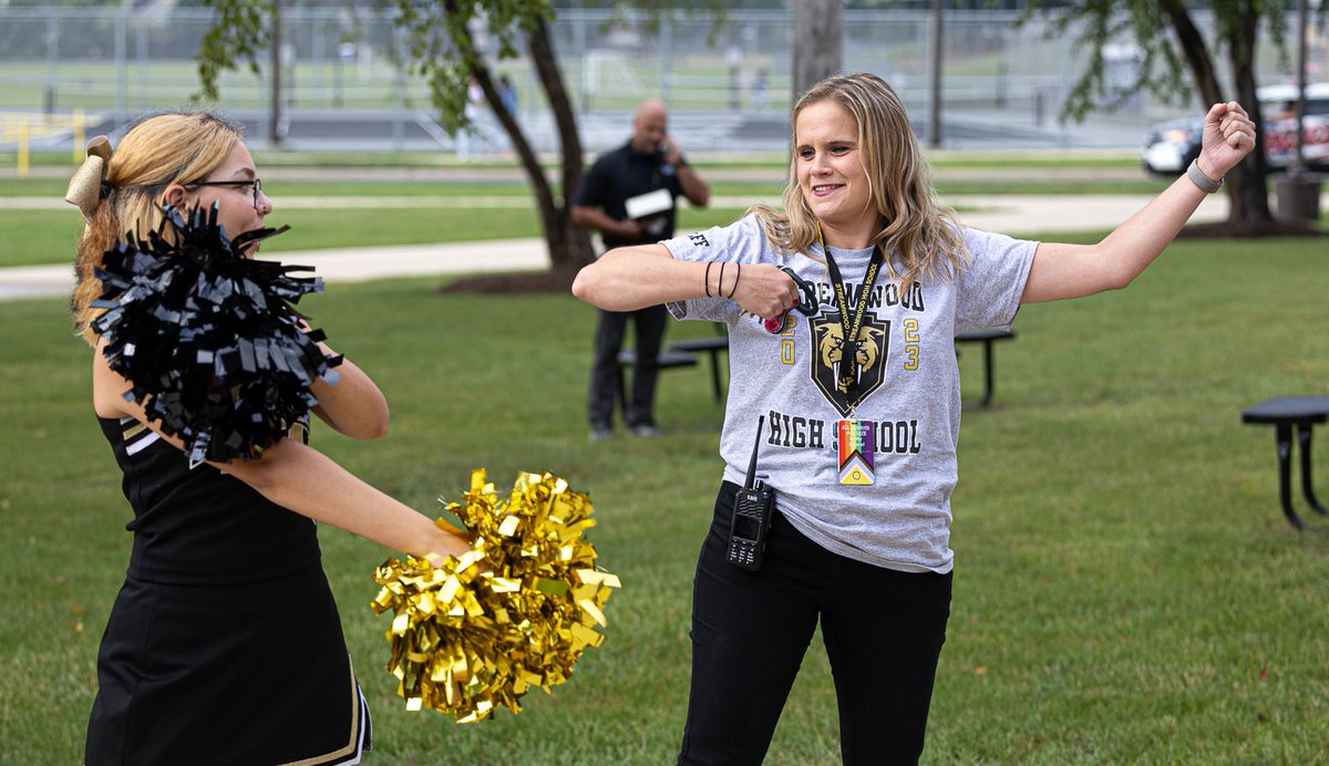 A new school year means a new “home” for three U-46 principals. Please welcome: 
📣 Jeron Shelton at McKinley Elementary 
📣 Dr. Richard Lebron at Tefft Middle School
📣 Paige Moran at Streamwood High
See these snapshots of them connecting with students on their #U46FirstDay2023