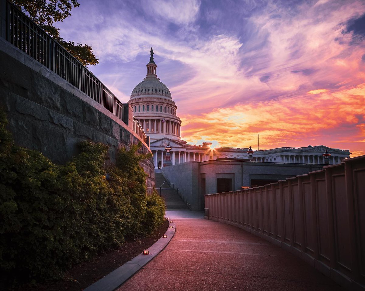 washingtondc's tweet image. Embracing the last rays of 8 o&apos;clock sunsets in all their glory. 🌅✨

📸: IG/ housethacker #MyDCcool #ExperienceDC