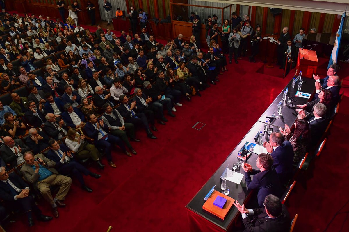 kellyolmos's tweet photo. Participaron el Jefe de Gabinete @RossiAgustinOk, la presidenta del @BancoNacion, @sbatakis, el presidente de #CGERA, Marcelo Fernández, el ministro de @Produccion_PBA @CostaAugusto9, el secretario de @produccion_arg, @dmvasco, y el presidente de @FrentePyme @MauroGonzalezAr https://t.co/4wQRFbak2P