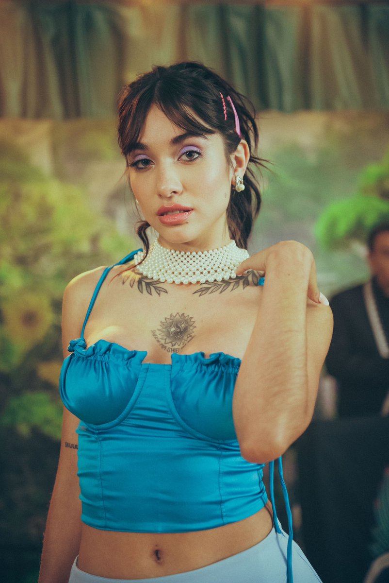 MariaBecerra22's tweet photo. EL AMOR DE MI VIDA OUT NOW 👰🤵 Ya pueden disfrutar este temón del que tuve el privilegio de participar junto a @angelesazulesmx 💙 Y de la mano de esta canción llega un video más que especial para mi ya que mi familia forma parte de él 🥺 Cuéntenme acá que les parecióooo https://t.co/rLDBcbmLK4