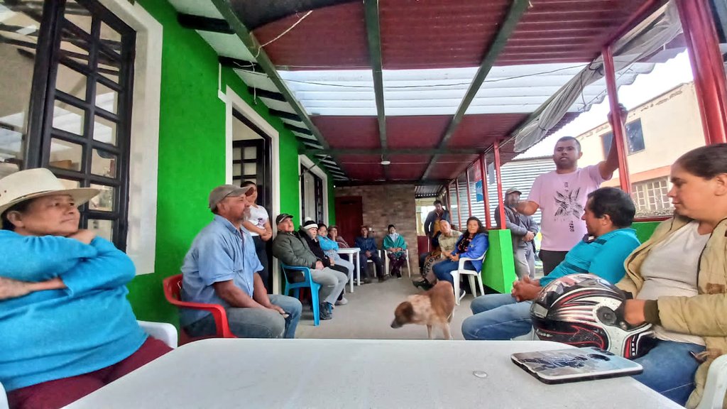 UrbaserDuitama's tweet photo. #AEstaHora Escuchamos y resolvemos las inquietutes del servicio de aseo a la comunidad del Centro Poblado San Lorezo sector Puente de la Balsa.

El trabajo y comunicación con la comunidad es diario. 

#UrbaserCompromiso https://t.co/gX1JwLcMNK