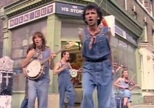 🎬 'Come On #Eileen' #musicvideo was filmed in the inner south #London suburb of Kennington, recorded by #British group #DexysMidnightRunners in June 1982, and would reach the top of U.S. #Billboard and #UK charts 🪕#Eighties #CelticFolk #AlternativePop #SoulRock 🎻🎤