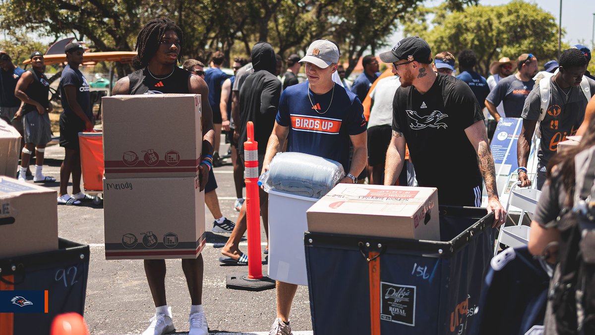 UTSAFTBL's tweet photo. We had a great time helping our fellow UTSA students move into their campus housing this week.

#210TriangleOfToughness 
#LetsGo210 | #BirdsUp 🤙 https://t.co/SHHScNiZJj