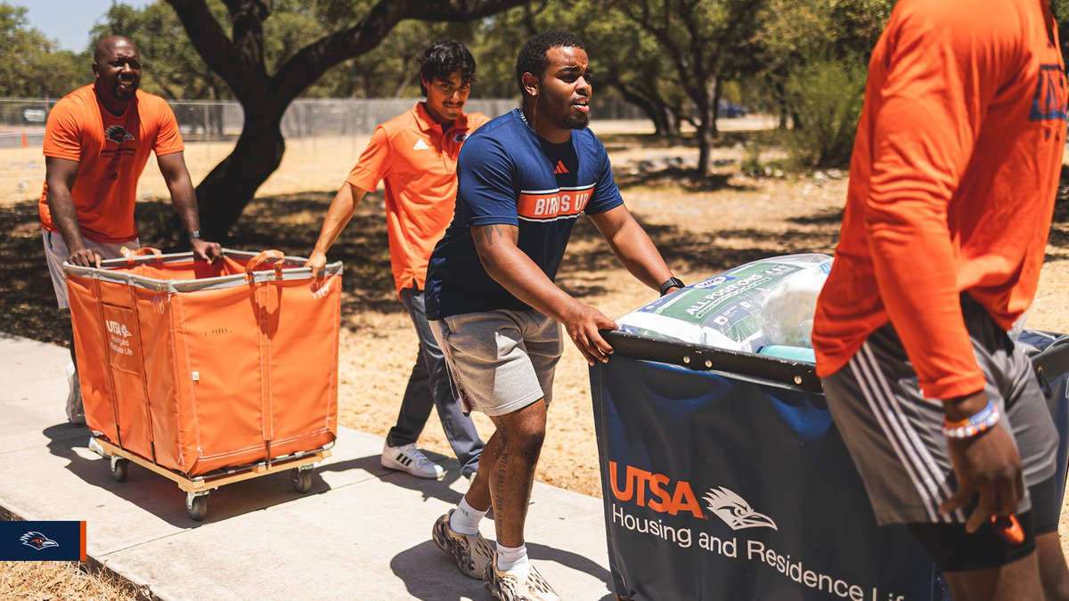 UTSAFTBL's tweet photo. We had a great time helping our fellow UTSA students move into their campus housing this week.

#210TriangleOfToughness 
#LetsGo210 | #BirdsUp 🤙 https://t.co/SHHScNiZJj