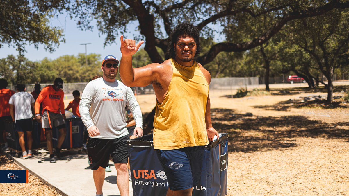 UTSAFTBL's tweet photo. We had a great time helping our fellow UTSA students move into their campus housing this week.

#210TriangleOfToughness 
#LetsGo210 | #BirdsUp 🤙 https://t.co/SHHScNiZJj