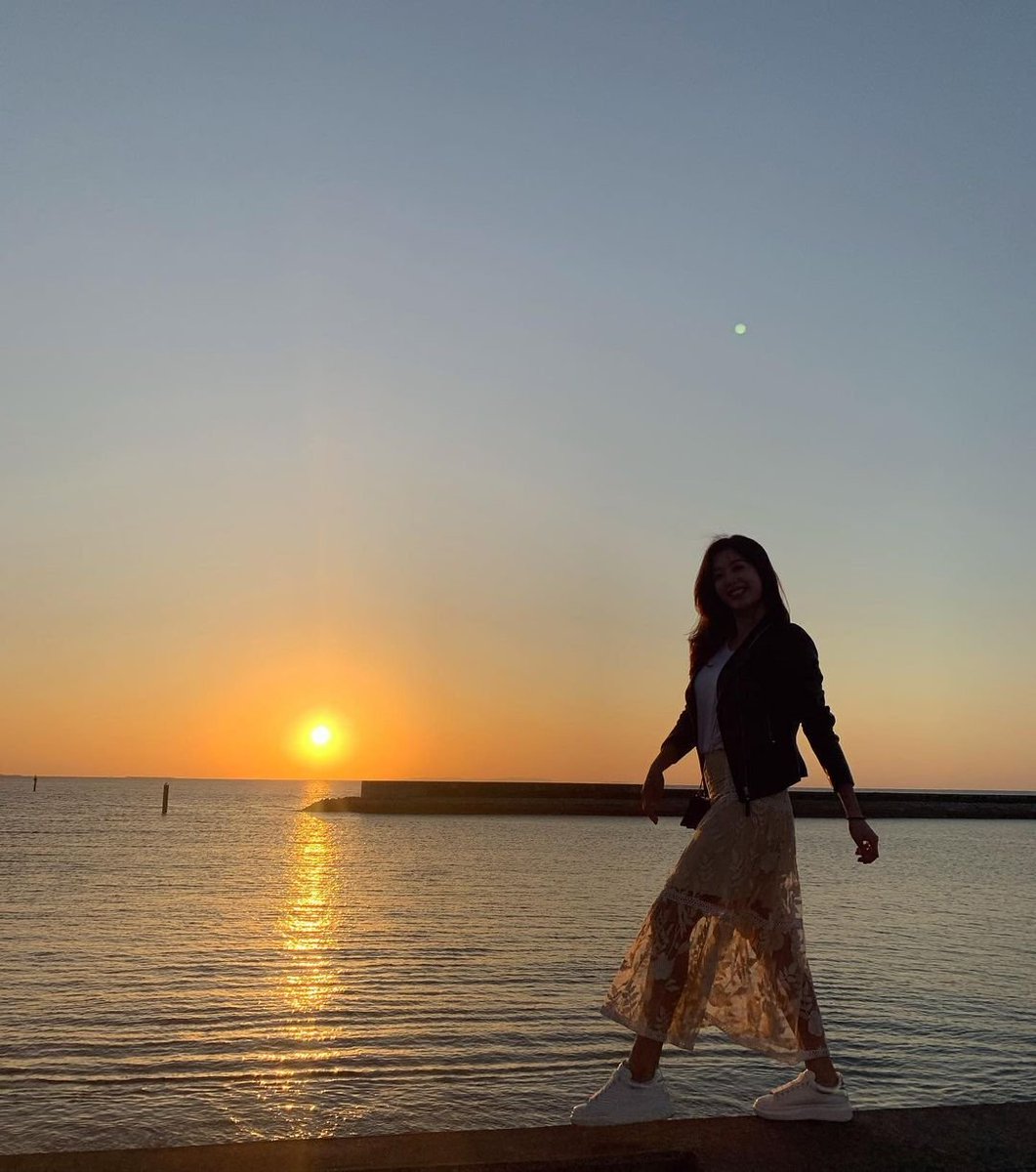 papellorens's tweet photo. 最も美しい日の出の時刻 #日の出 #海辺 #海 #紅霞 https://t.co/yjMBYXMw1c
