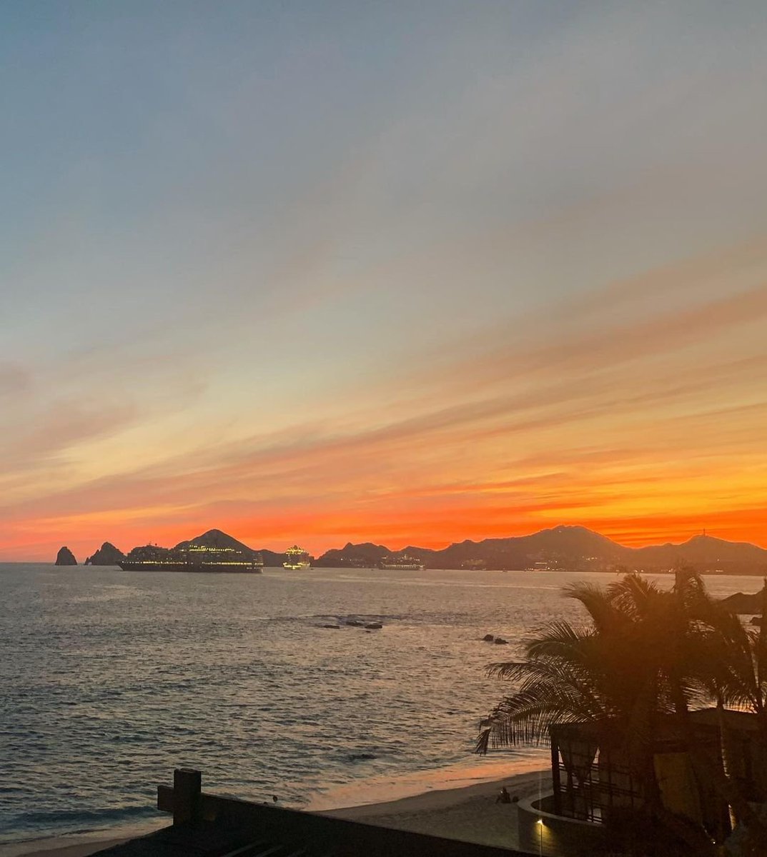 papellorens's tweet photo. 最も美しい日の出の時刻 #日の出 #海辺 #海 #紅霞 https://t.co/yjMBYXMw1c