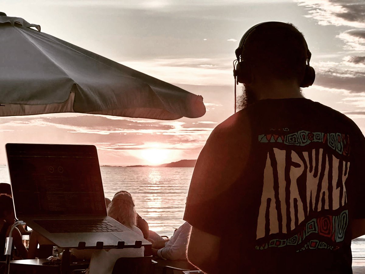 virtualshocks's tweet photo. Galifornia sunset sessions https://t.co/BlAJ2R7Hew