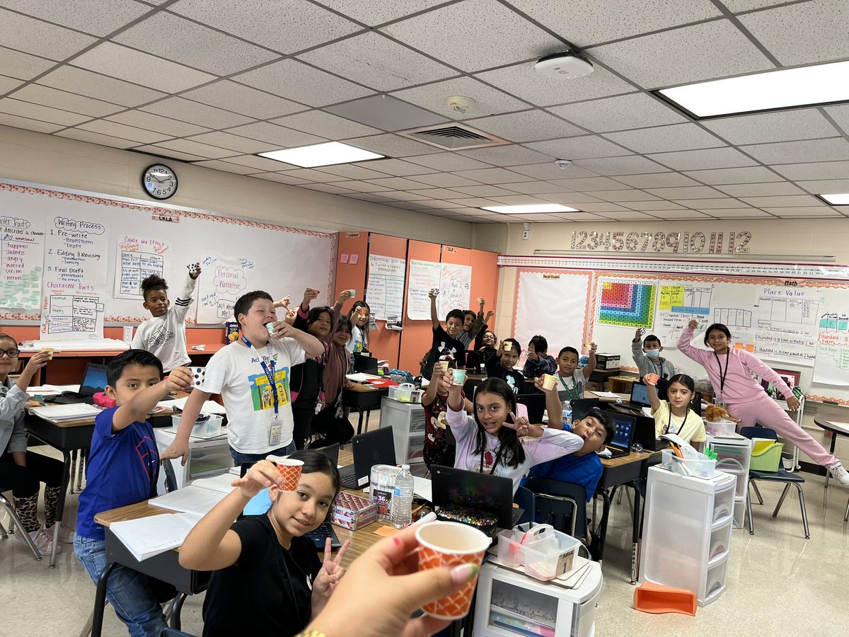 Today’s lesson “How to Eat A Guava” was over sensory details! Students were able to touch ✋🏼, smell 👃🏼, see 👀, and taste 👅 a guava! 🤩 @BlackES_AISD