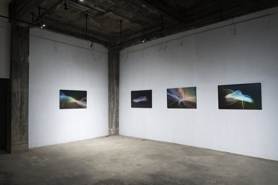 tecture1's tweet photo. 音楽家、サウンド・アーティストevalaによる"音の出る絵画"の展覧会 本日初日
https://t.co/Qzm9iKSAA2

大日本印刷とevalaが共同制作した特殊プリントと平面パネルスピーカー技術の組み合わせにより、絵画そのものから音を発する作品
#evala #ScoreofPresence #LOWW #大岡山 #TECTURE https://t.co/P72RWnTdIX