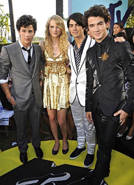 ihrmai's tweet photo. Anyone else feel like we’re transported back to 2008 with all these announcements. Like am I turning 30 this year or 16. I can’t 🥺 https://t.co/GebCikWQz9