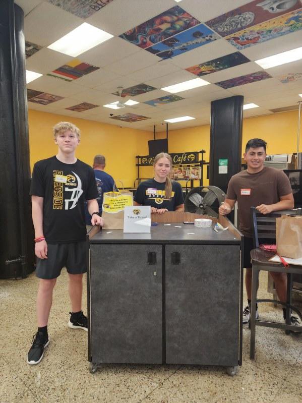 TMGerboth's tweet photo. 💛🖤💛 Shout-out to our Student Leadership for helping us with this evening’s 8th Grade Orientation!!! We hope everyone had a wonderful time and we look forward to a happy and healthy 2023-2024 school year! 🎉🎉 #WeAreRiverside https://t.co/aotG6kosxm