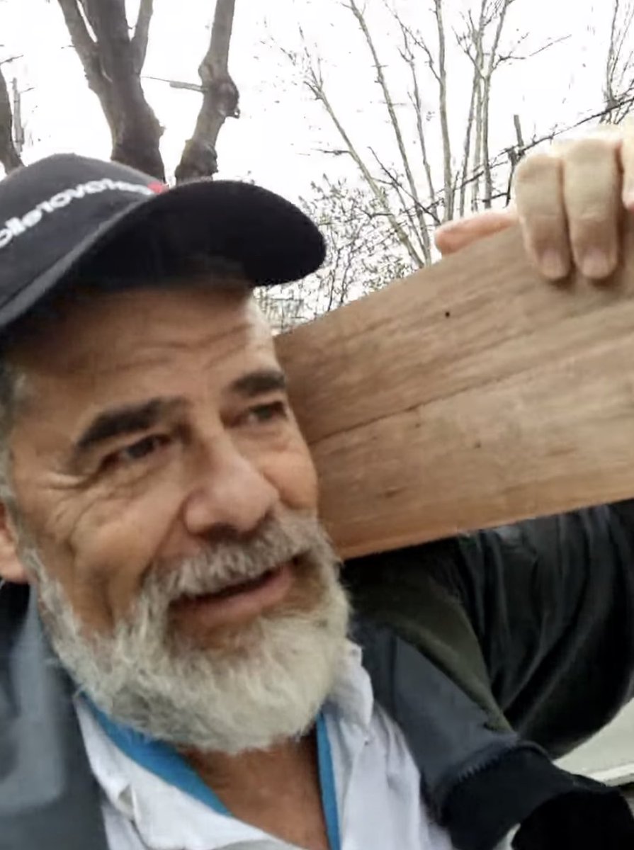 chef_memes's tweet photo. El es Juan, anda siempre por la zona de sayago, a la vuelta del frigo.
Se quedó sin laburo, se da mañana para la carpintería, es su fuerte, no tiene cel, si precisan se dan una vuelta por ahí. Se van a llevar una buena sorpresa. 
Rt gente, gracias. https://t.co/APC4jObHcn
