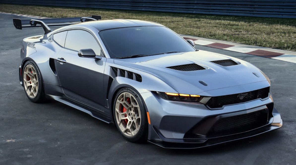 MKBHD's tweet photo. Yo the new 2025 Mustang GTD is kinda wild. Big active aero, big brakes, carbon fiber, 800+ horsepower... it's also $300,000+ 🤯

https://t.co/ds4m3X3lcv https://t.co/DL3JQ8VOwL