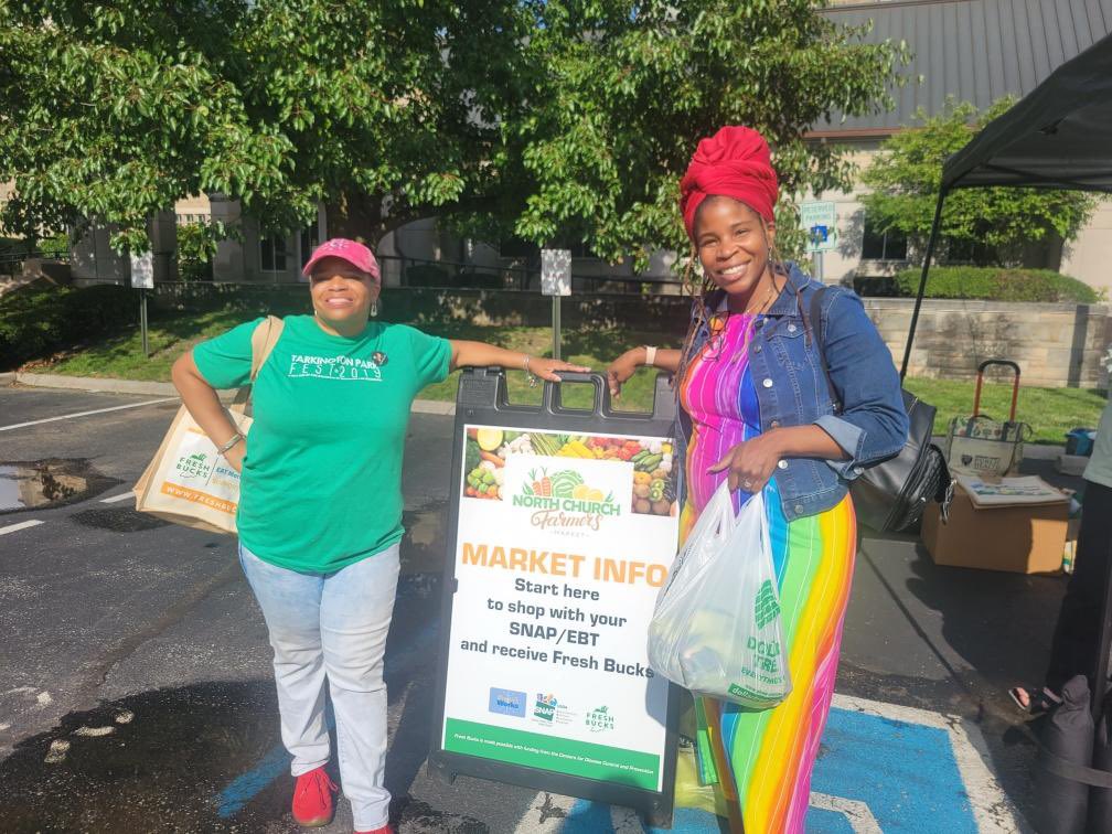 JWRiley43's tweet photo. Thank you @northchurchindy for hosting the local farmers market. JWRiley’s AP @AignerBlade connected with #CP43 community partner @DanitaHoskin while shopping for fresh produce from local vendors. #community #WeOverMe #farmersmarket #OnwardandUpward @IPSSchools https://t.co/xVp2SG53Ye