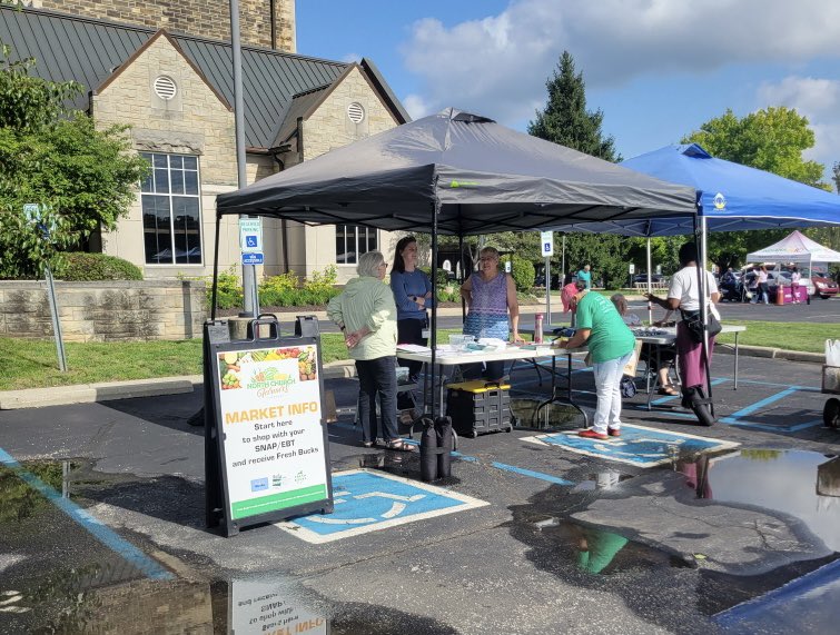 JWRiley43's tweet photo. Thank you @northchurchindy for hosting the local farmers market. JWRiley’s AP @AignerBlade connected with #CP43 community partner @DanitaHoskin while shopping for fresh produce from local vendors. #community #WeOverMe #farmersmarket #OnwardandUpward @IPSSchools https://t.co/xVp2SG53Ye