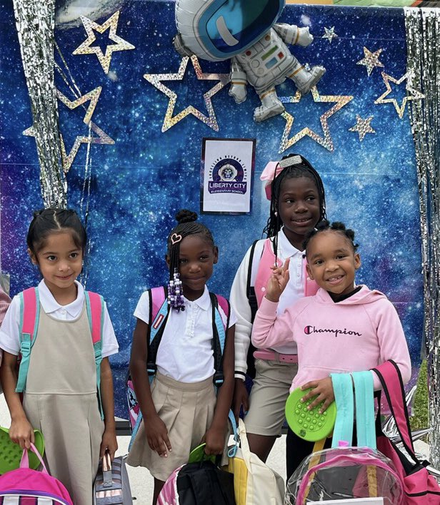 Ms_LJhones's tweet photo. Wishing everyone a great school year! 💚🧡 #lionpride🦁 https://t.co/Dl4j39dp62
