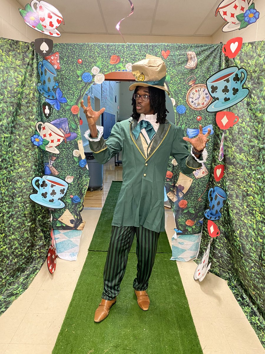 Welcome to the Wonder-ful World of William Rainey Harper! Check out the fit. I be stylin’ 😆. Today was our Meet N Greet event. The theme was a World of Wonder. I was Dr. Mad Hatter🎩 #DoctorMonell #ProudPrincipal #TheDancingPrincipal #LoveWhatIdo #BlackEducatorsRock #forthekids