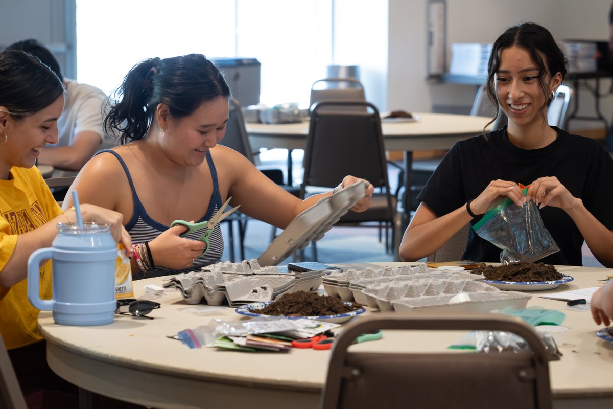 myvsuw's tweet photo. This week, we had the pleasure of working with @asuchangemaker to engage students in community service projects for #SparkysDayOfService! 

Thank you for having us and good luck to all of the students embarking on their college journeys this fall #ForkEmDevils https://t.co/MY3AWzatkl