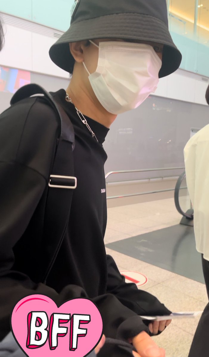 aaaarini_'s tweet photo. 230818 #아이콘 #송윤형 프라다 뽀-이 💥 https://t.co/7b8UD7zQqW