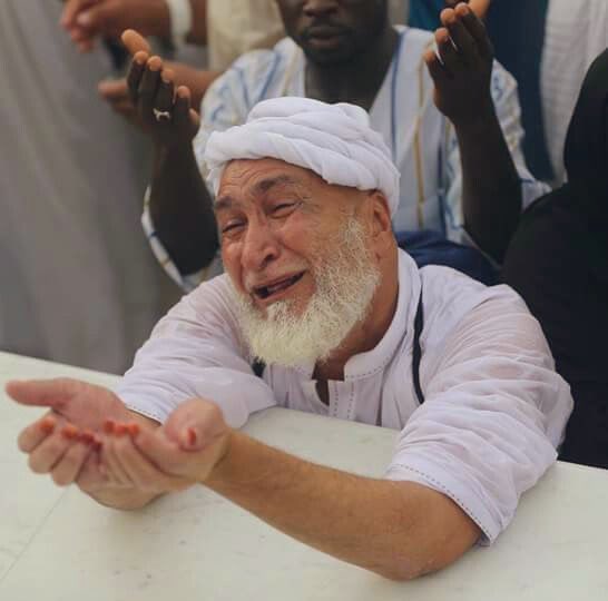 " فاسكبْ دُموعكَ إن اللهَ يبصرها
  واسـألْهُ ما شِئتَ إنّ اللهَ فعـالُ "