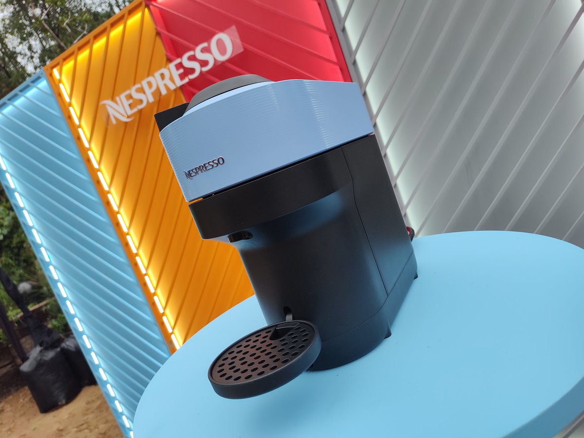 GeekZillaTech's tweet photo. Conozcan la nueva #VertuoPop de @NespressoMX. La nueva cafetera compacta de la marca, para darle un rico sabor a tu día y darle vida a tu hogar, gracias a sus colores trendy. Elige entre Espresso, Double Espresso, Gran Lungo, Mug y Cold Brew. https://t.co/BpH5OpBBo0