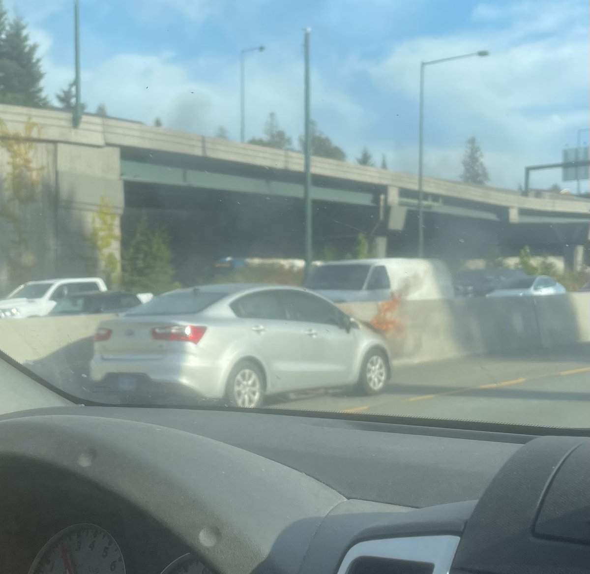 MonteFioreEvent's tweet photo. Car fire on 405 southbound near Kirkland. No responders on scene yet. https://t.co/lFwCgsNUxc