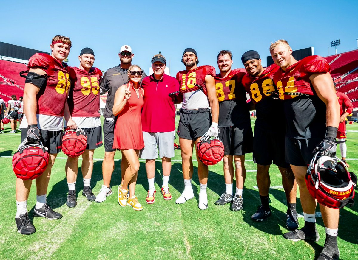 Squad! 💯

<a href="/OfficialWilllF/">Will Ferrell</a> 

#FightOn✌️