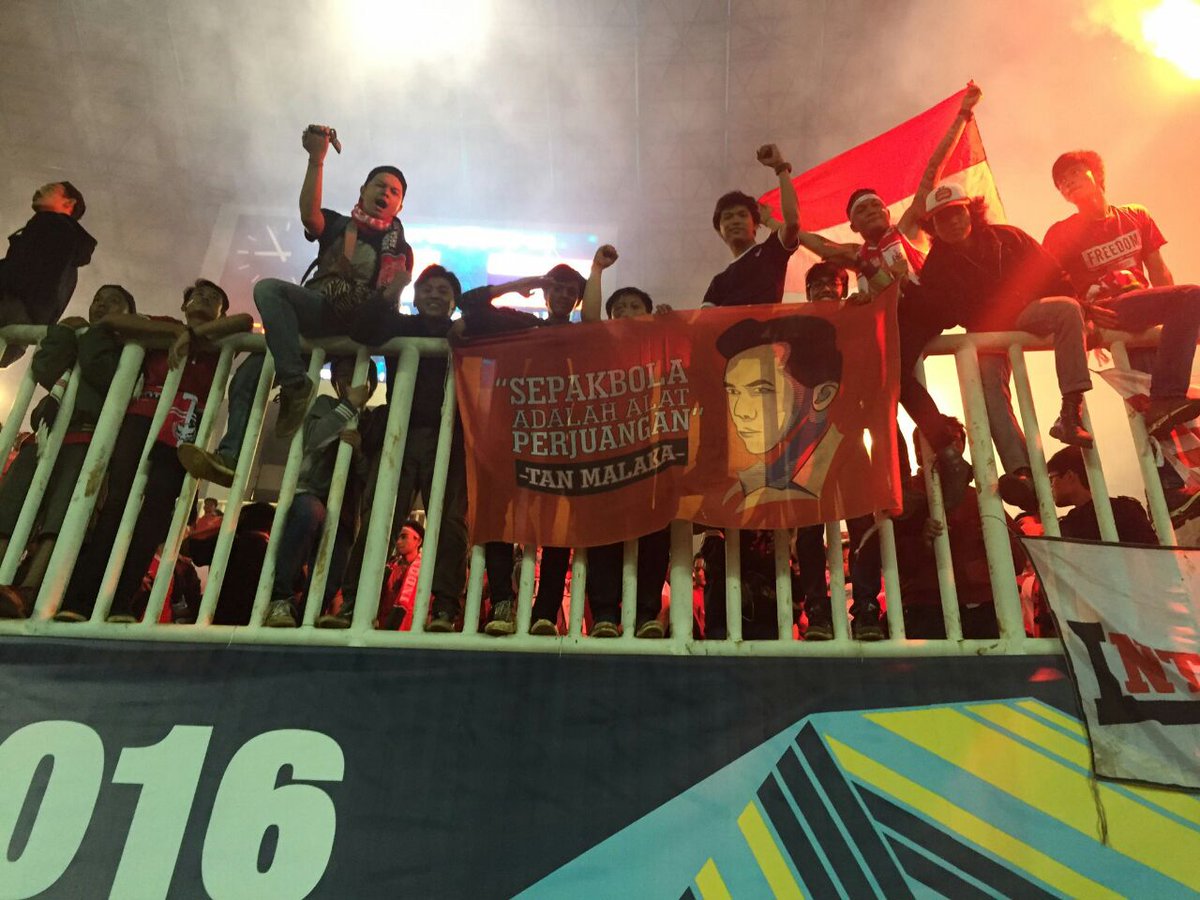 Puluhan tahun silam Tan Malaka berkata, "Sepak bola adalah alat perjuangan." Ya, itu dahulu.

Kini, PSSI adalah alat pengerek popularitas paling handal. Mau populer, jadilah ketum PSSI.

Popularitasnya melebihi striker timnas. Tapi itu kan popularitas, elektabilitas belum tentu