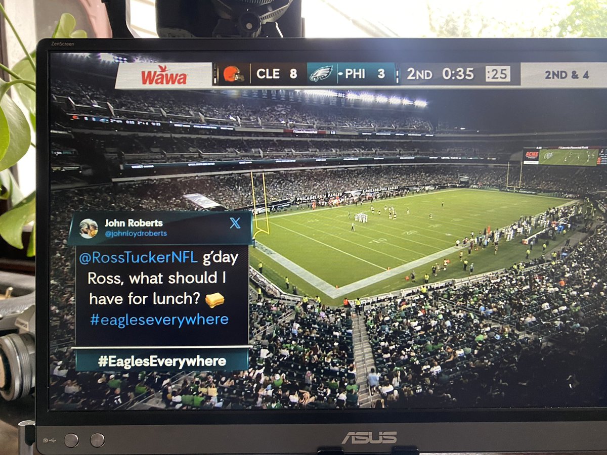 johnloydroberts's tweet photo. We made it fam! ✊🏻 thanks @RossTuckerNFL #eagleseverywhere gonna have a pie on this cold winters day in Melbourne 🥧 https://t.co/BTdZIisNhy