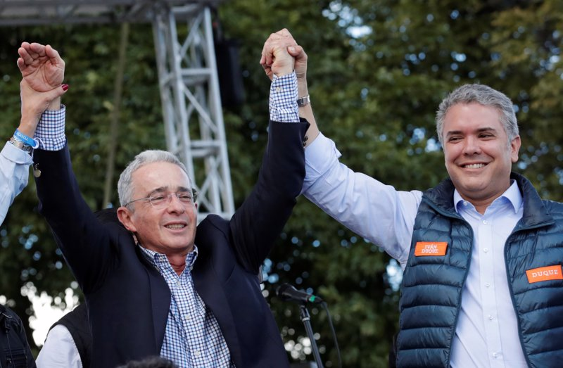 juliomario55555's tweet photo. Aquí los tienen! los responsables de que la gasolina y el ACPM estén por las nubes! Dejaron el Fondo de Estabilización de los combustibles en ceros, en vez de estar convocando marchas háganle un plantón a estas luminarias que dejaron el país saqueado y endeudado por años!! https://t.co/IFeFZv9kD3