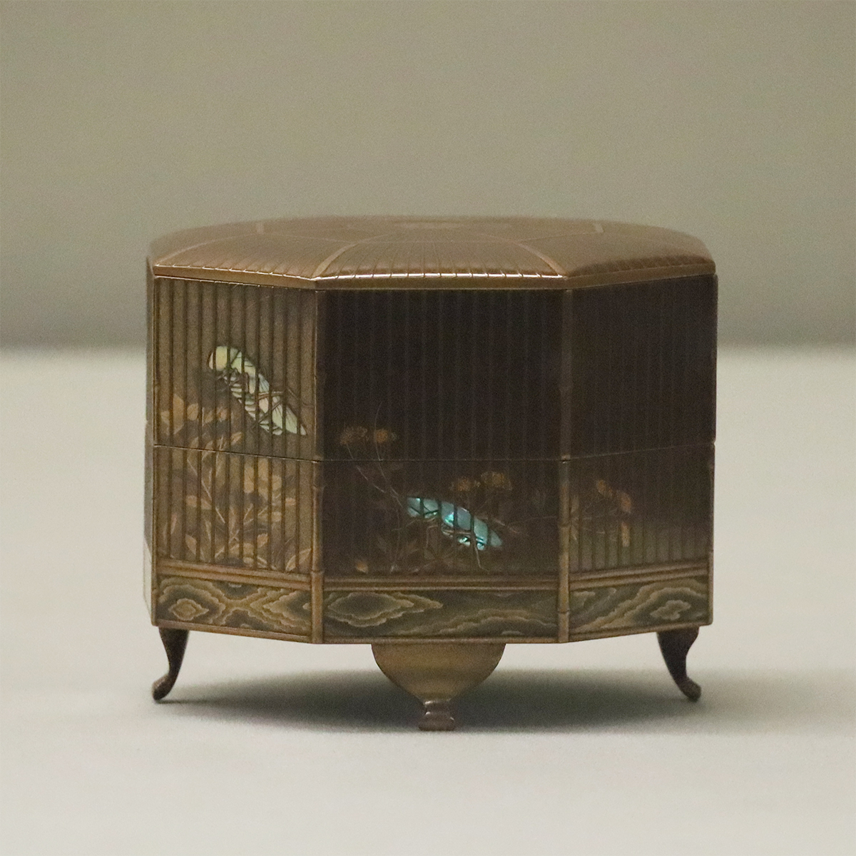 虫籠のかたちをした菓子器です。側面には、秋草に玉虫や、きりぎりす