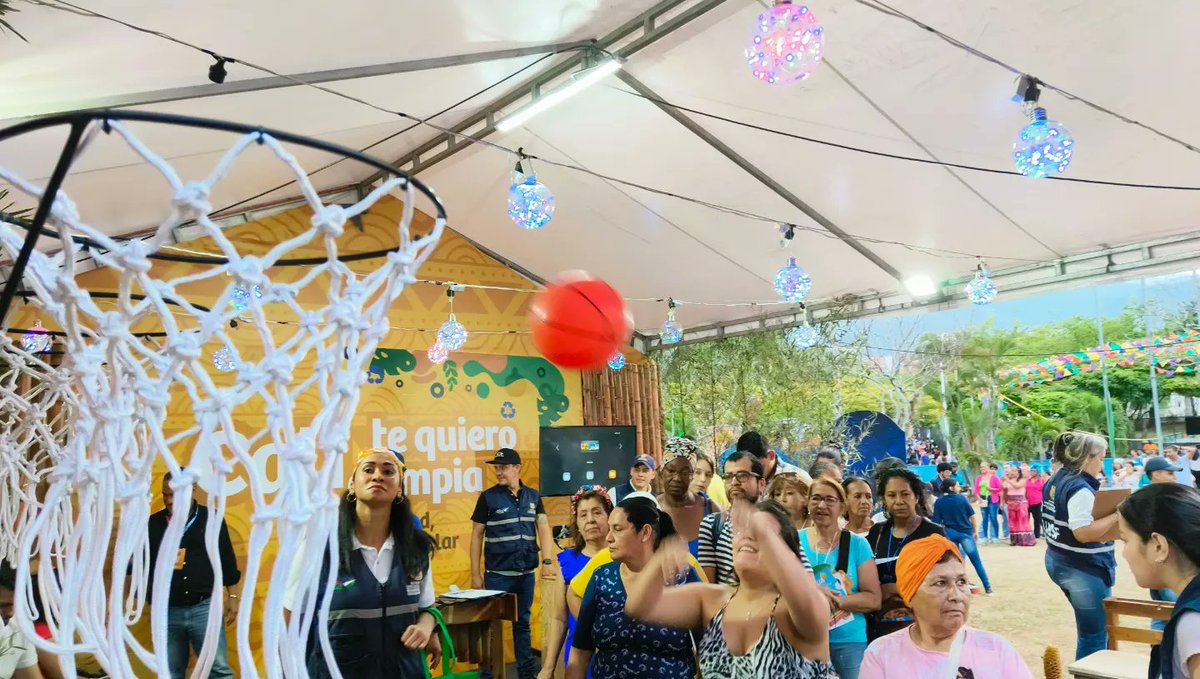 DiegoCortesRey's tweet photo. En nuestro segundo día en el @PetronioCO de la @CaliCultura hemos sensibilizado a más de 1.000 personas sobre el manejo de los residuos sólidos. @UaespCali #CaliTeQuieroLimpia 💙❤️💚 https://t.co/cwyuRtckur