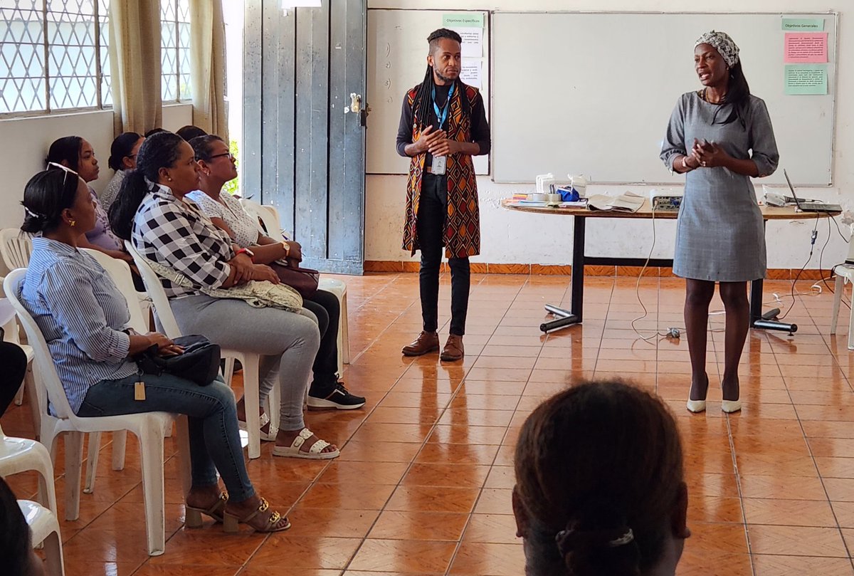 EducacionZ1Ec's tweet photo. [HOY] Con la participación de 40 docentes de las Mesas de Etnoeducación Afroecuatoriana de Imbabura y Carchi, en la Unidad Educativa Teodoro Gómez se realizó la Socialización del Modelo de Etno Educa. Participó de este acto la coordinadora @martaluciavale. #EducaciónIntercultural https://t.co/bZIpCYGqg5